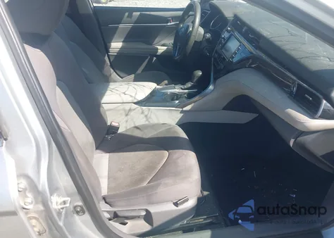 2020 Toyota Camry Le z USA, uszkodzony, nr VIN 4T1C11AK1LU961795